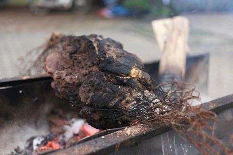 Món "vịt gói lá sen nướng đất sét"