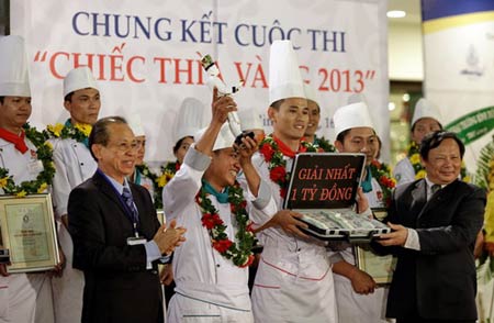 Cúp đầu bếp bằng sứ có điểm gì đặc biệt?