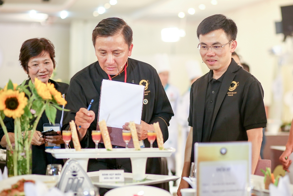 Ban giám khảo cuộc thi "Chiếc thìa vàng 2015" sang trọng với trang phục mới