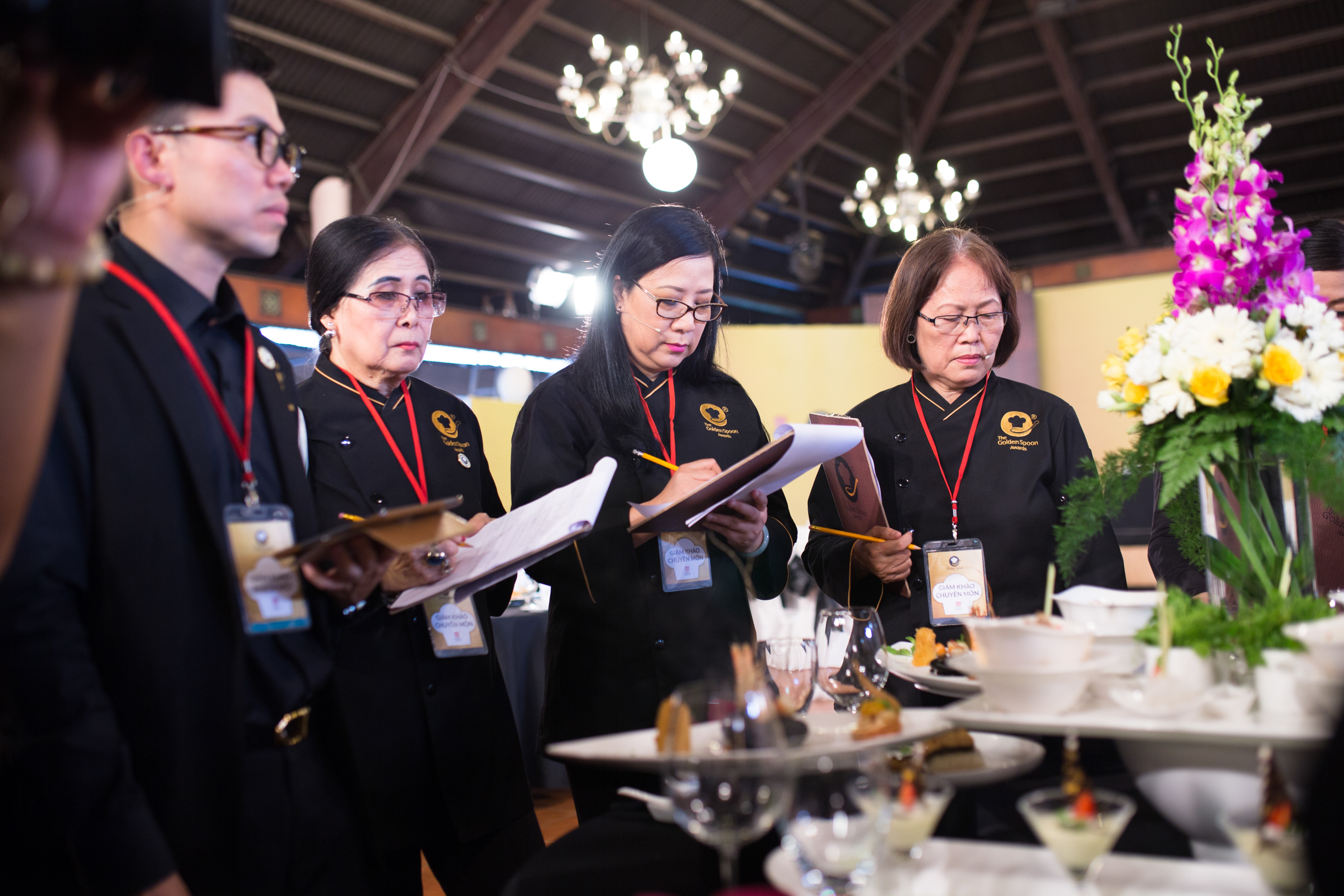 Ban giám khảo "cân não" khi chấm sơ khảo Chiếc thìa vàng 2015