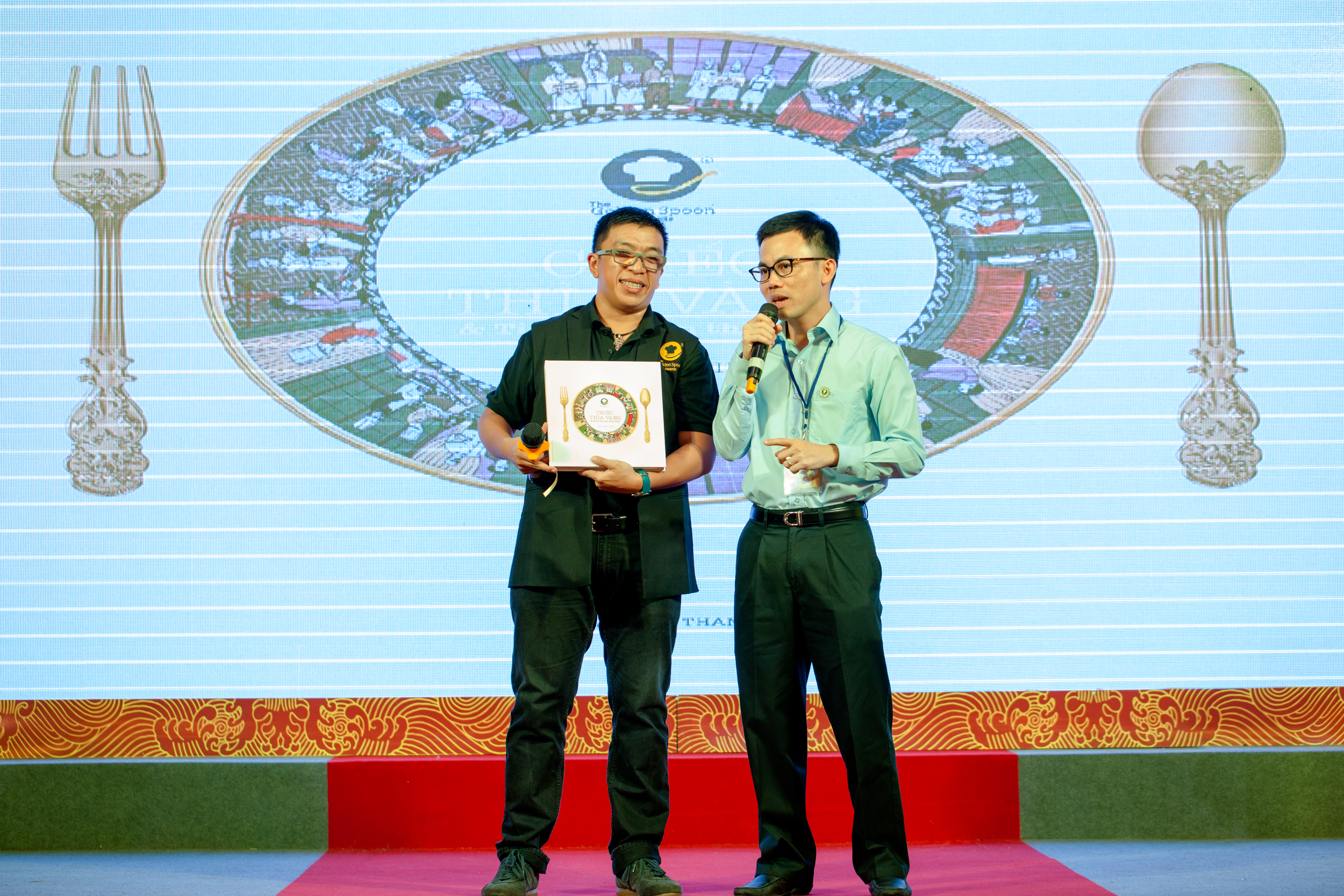 Ra mắt sách “Chiếc thìa vàng - Tinh hoa ẩm thực Việt”