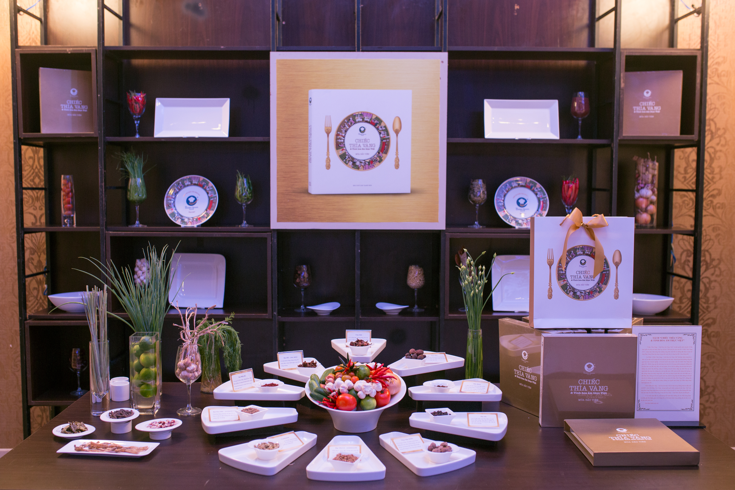 Giới thiệu sách Chiếc thìa vàng và Tinh hoa ẩm thực Việt tại Đà Nẵng