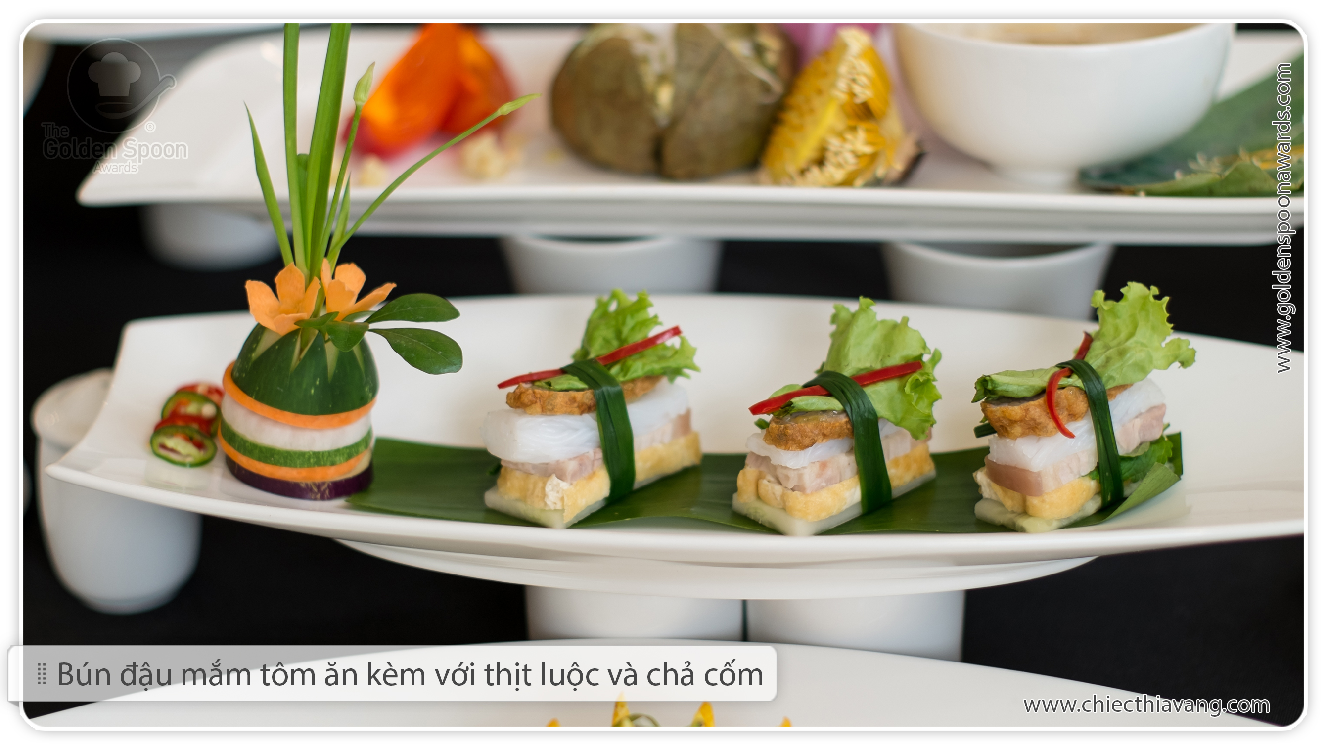 Bún đậu mắm tôm lên bàn khách VIP ở khách sạn 5 sao