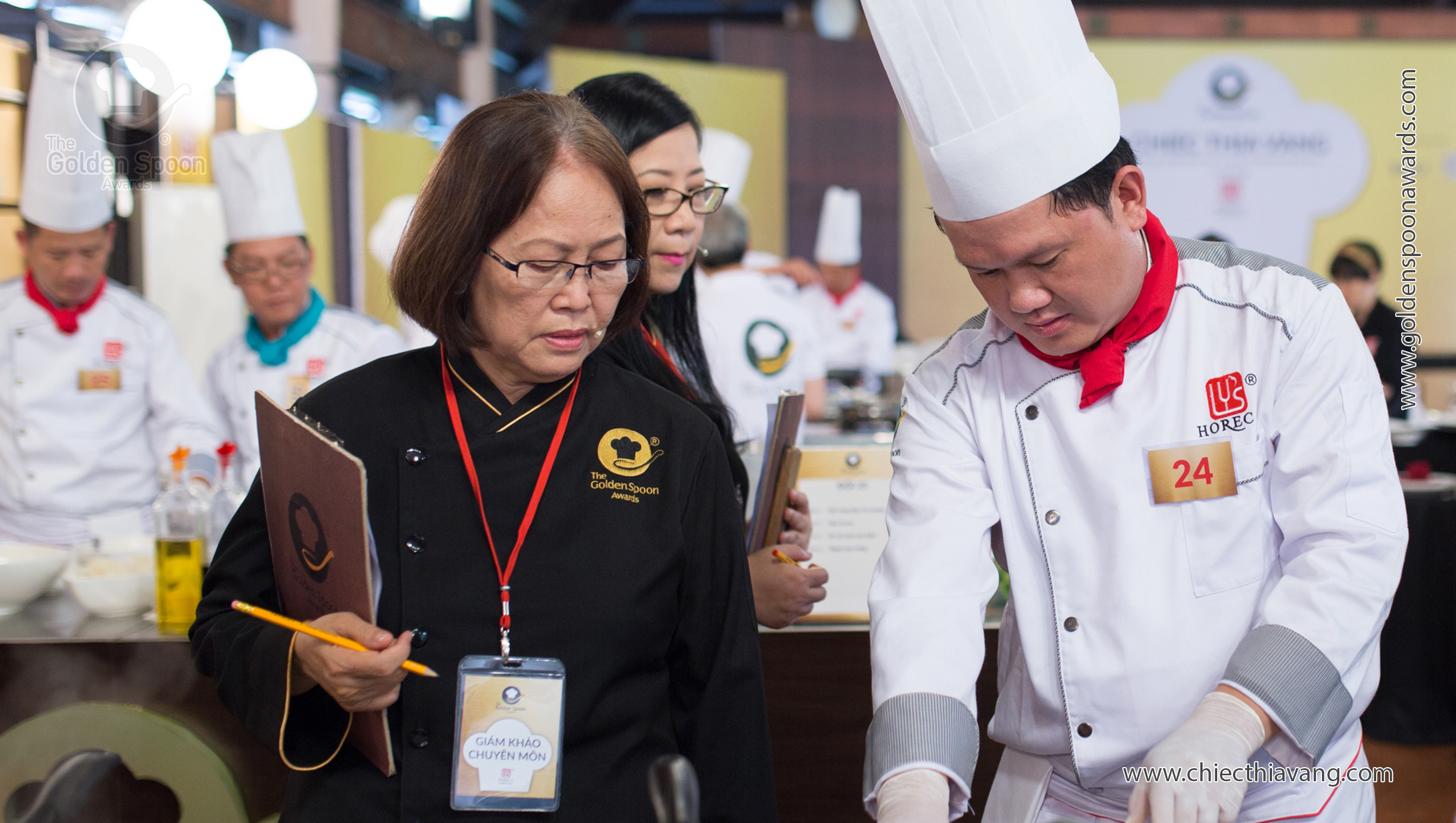 Người "trò chuyện" với các món ăn