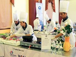 Are teams allowed to prepare party table themselves?