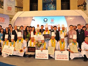 Will the winning chef in the Golden Spoon Contest receive later training?