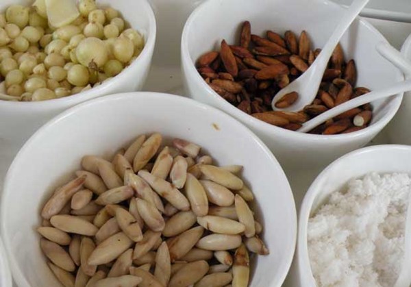 Seeds and leaves of sea almond from Con Dao stand out in the preliminary round. 