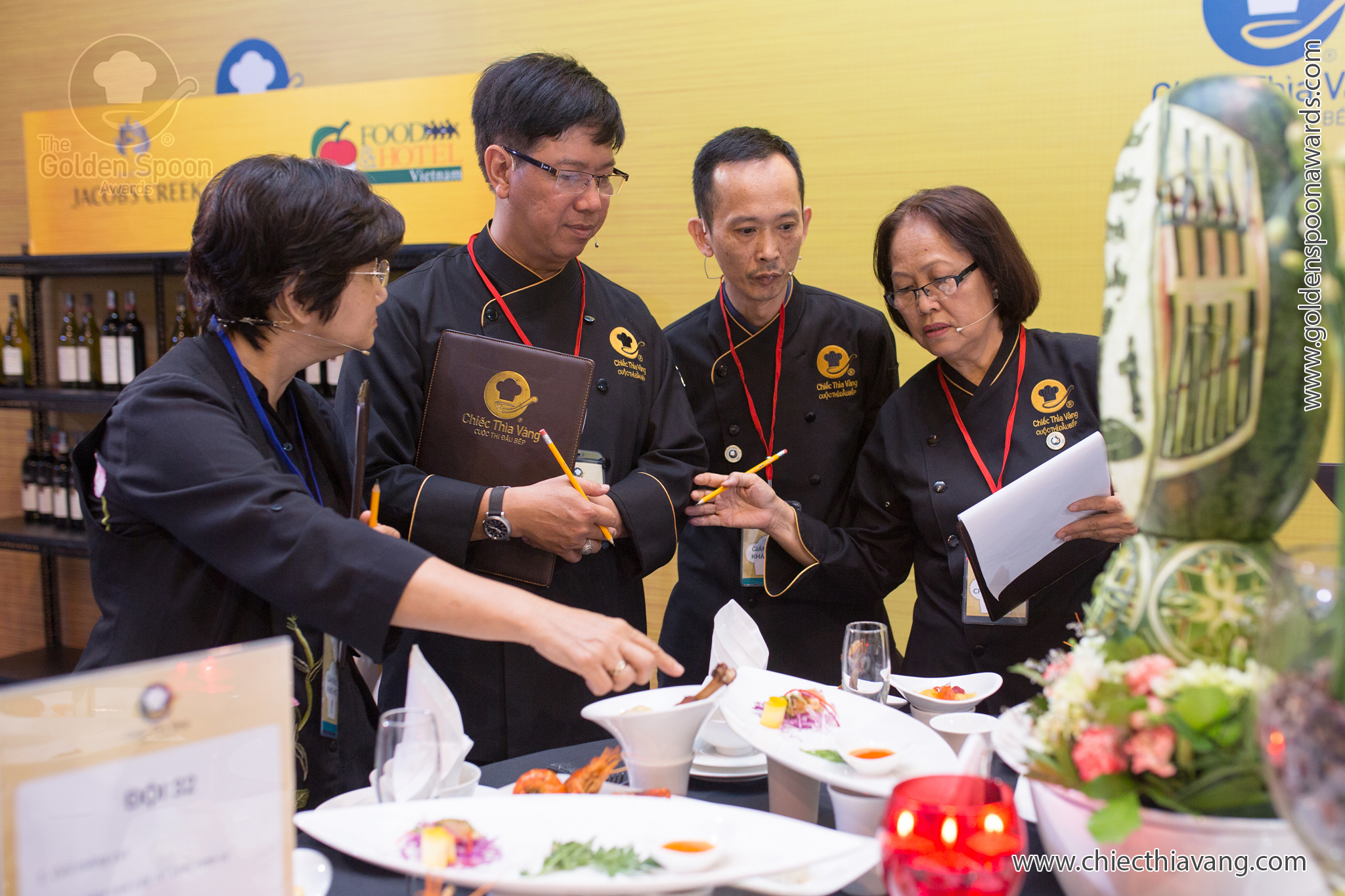 Ban giám khảo chấm thi vòng sơ kết miền Trung