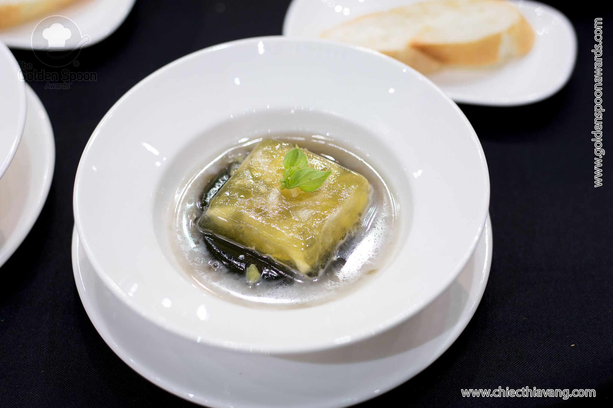 Giải nhất sơ kết Nam Trung bộ: Khách sạn Cẩm Thành (Quảng Ngãi)