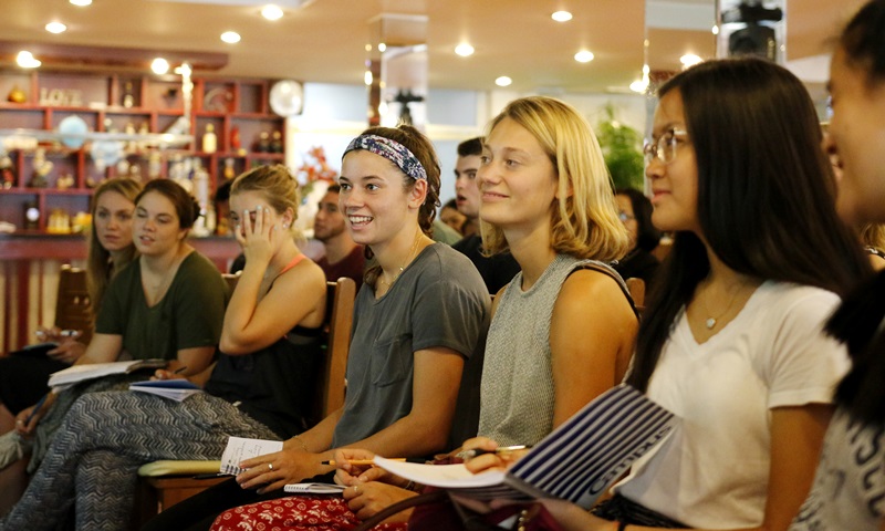 Sinh viên Mỹ háo hức khám phá ẩm thực Việt