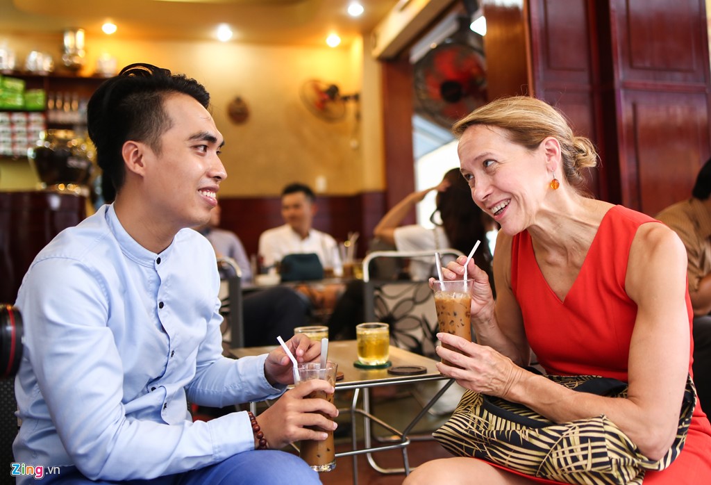 Tân tổng lãnh sự Mỹ ăn bánh xèo, uống cà phê sữa đá ở TPHCM