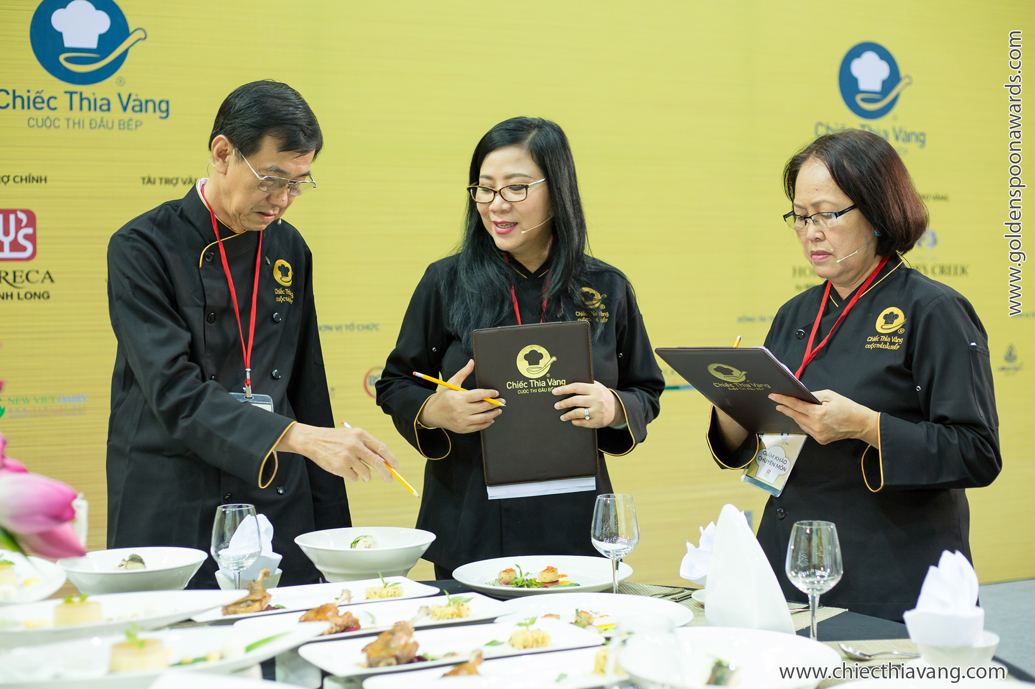 Ban giám khảo chấm vòng sơ kết miền Bắc