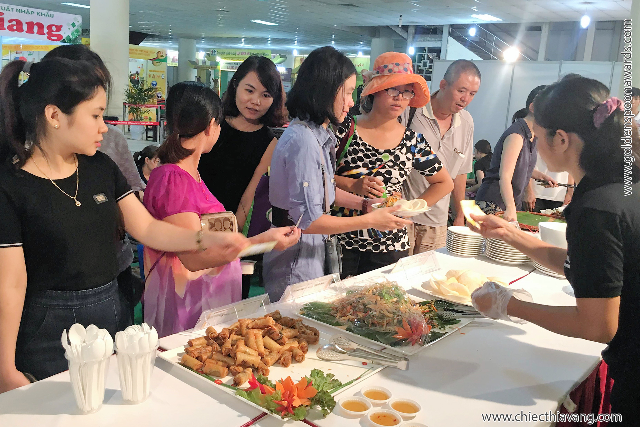Rộn ràng ẩm thực Chiếc Thìa Vàng tại Hội chợ HVNCLC Hà Nội