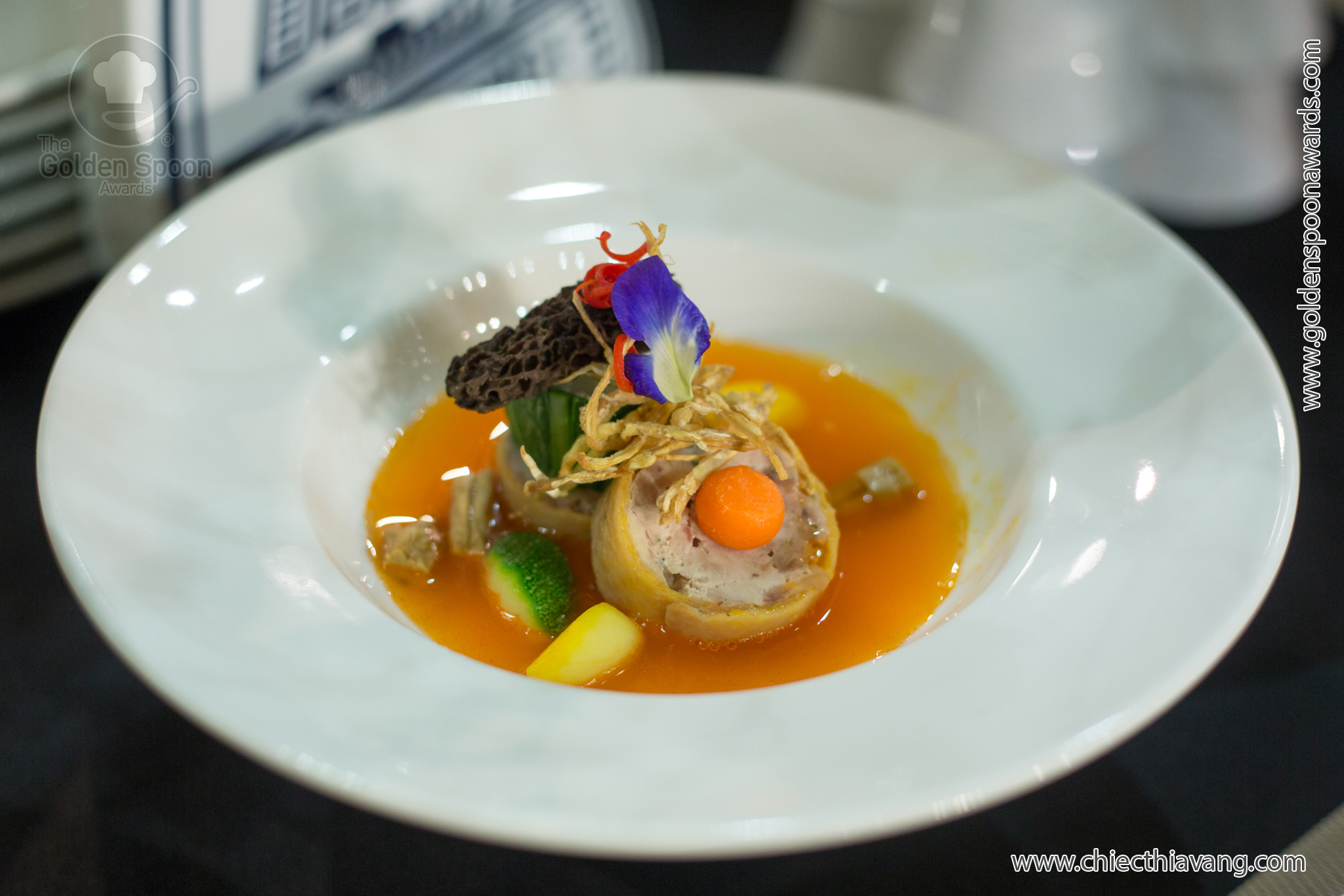 Sài Gòn nấu ăn với… lá