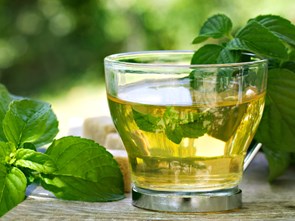 Uống trà thảo mộc trị và ngừa bệnh