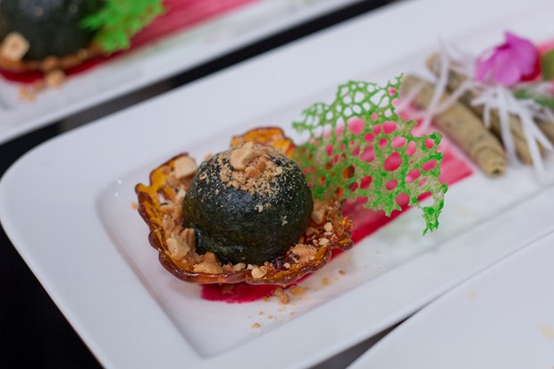 Nutritious food from black silk chicken and Mugwort cake