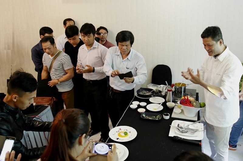 Chủ tịch hiệp hội Escoffier cùng các đầu bếp khám phá kỹ thuật nấu ăn hiện đại