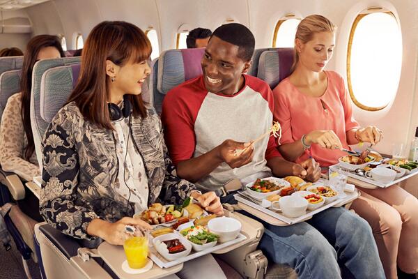 Tại sao đồ ăn trên máy bay thường kém ngon?