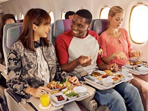 Tại sao đồ ăn trên máy bay thường kém ngon?