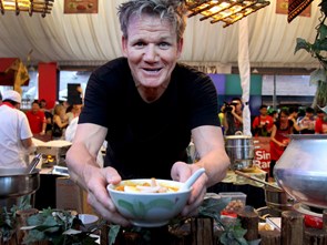 Những bếp trưởng nổi danh thế giới “chết mê” ẩm thực Việt