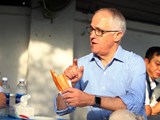 Australian Prime Minister enjoys his first ‘B&#225;nh m&#236;’ in Đ&#224; Nẵng