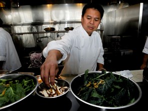 Đầu bếp gốc Việt Charles Phan: "Tôi chỉ nấu món Mỹ theo kiểu Việt Nam”