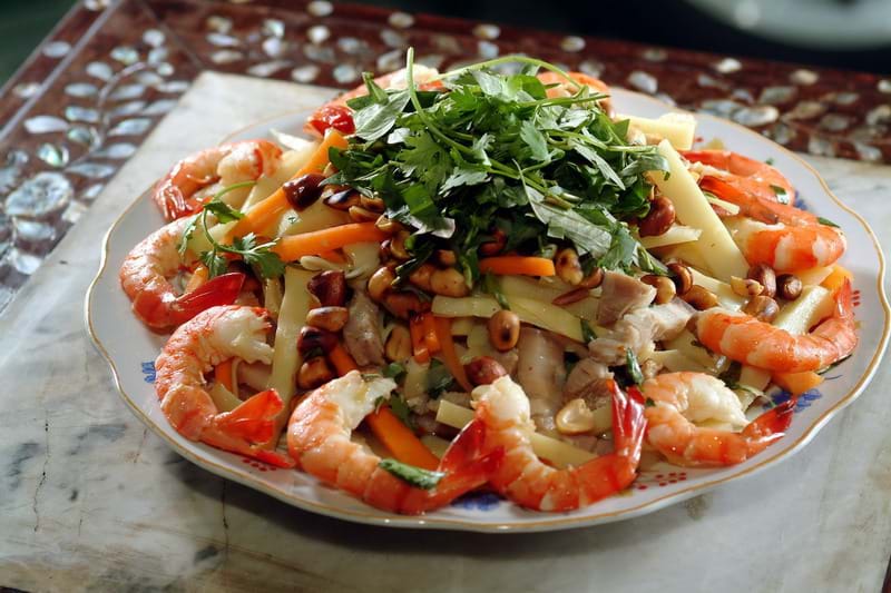 Tre đánh giặc, măng đánh... chén