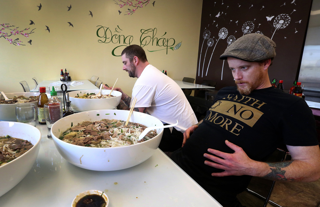 Thử thách “tô phở bự” gây sốt trên mạng xã hội phương Tây