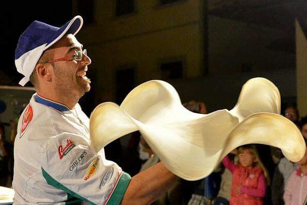 Nghệ thuật 'múa bột' làm bánh pizza ở Italy