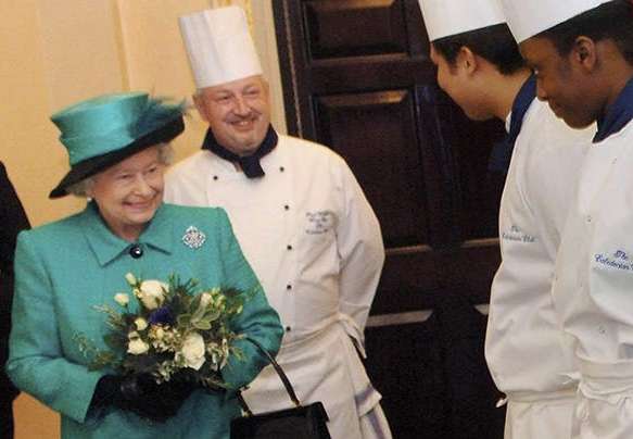 "Ngã ngửa" với mức lương thấp đến khó tin của đầu bếp Hoàng gia Anh