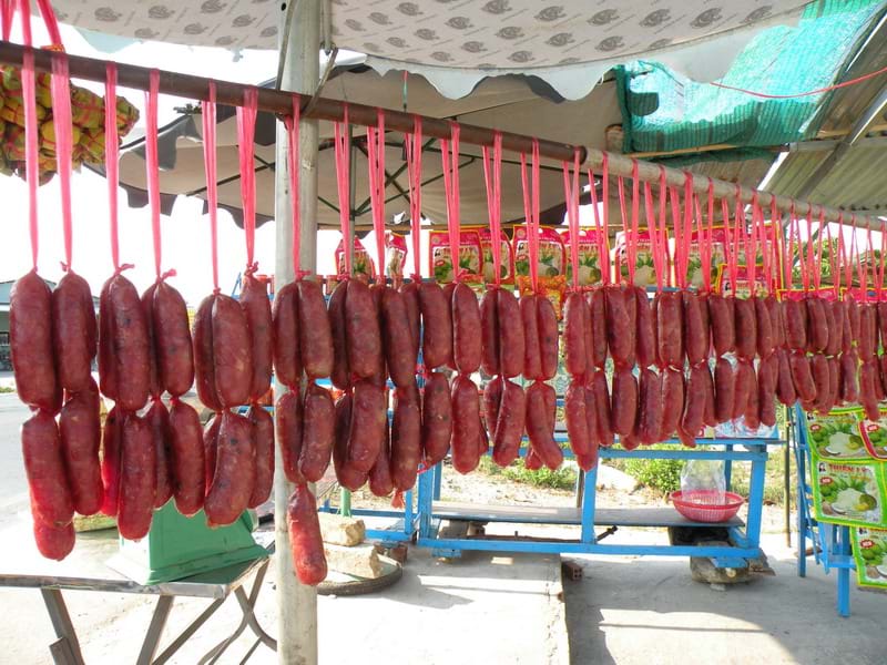 Đong đưa lạp xưởng tươi miền sông nước