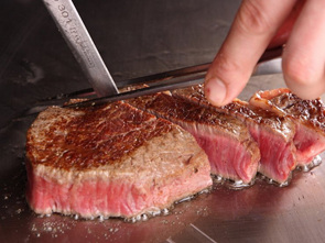 Cận cảnh hộp cơm bento thịt bò có giá hơn 63 triệu đồng ở Nhật
