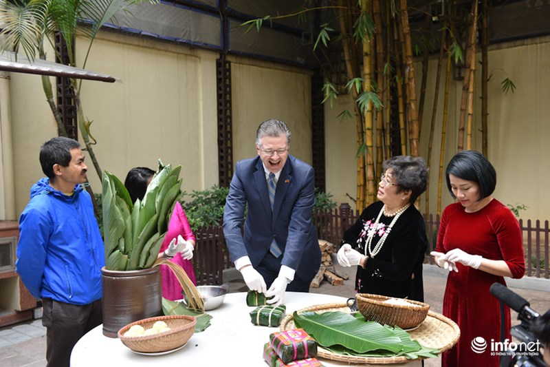 Tân Đại sứ Hoa Kỳ học gói bánh chưng cùng nghệ nhân ẩm thực Việt