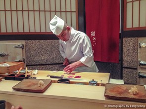 Tại sao Nhật Bản phải mất cả thập kỷ để đào tạo ra một đầu bếp sushi chuyên nghiệp?