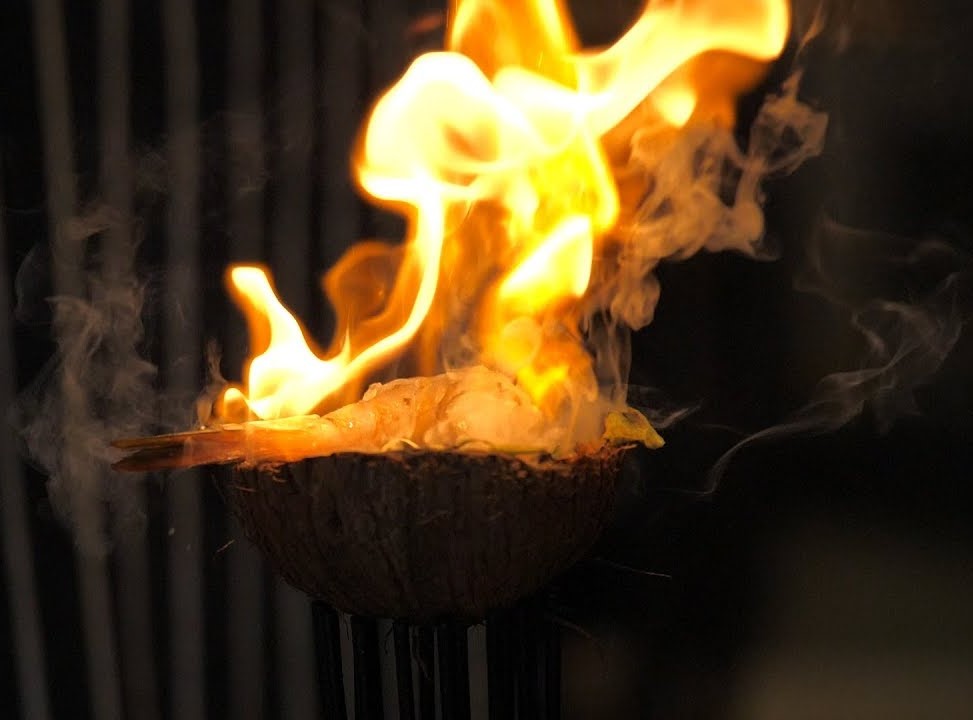 Nổi danh nhờ cách dùng thủy tinh nóng chảy để chế biến món ăn