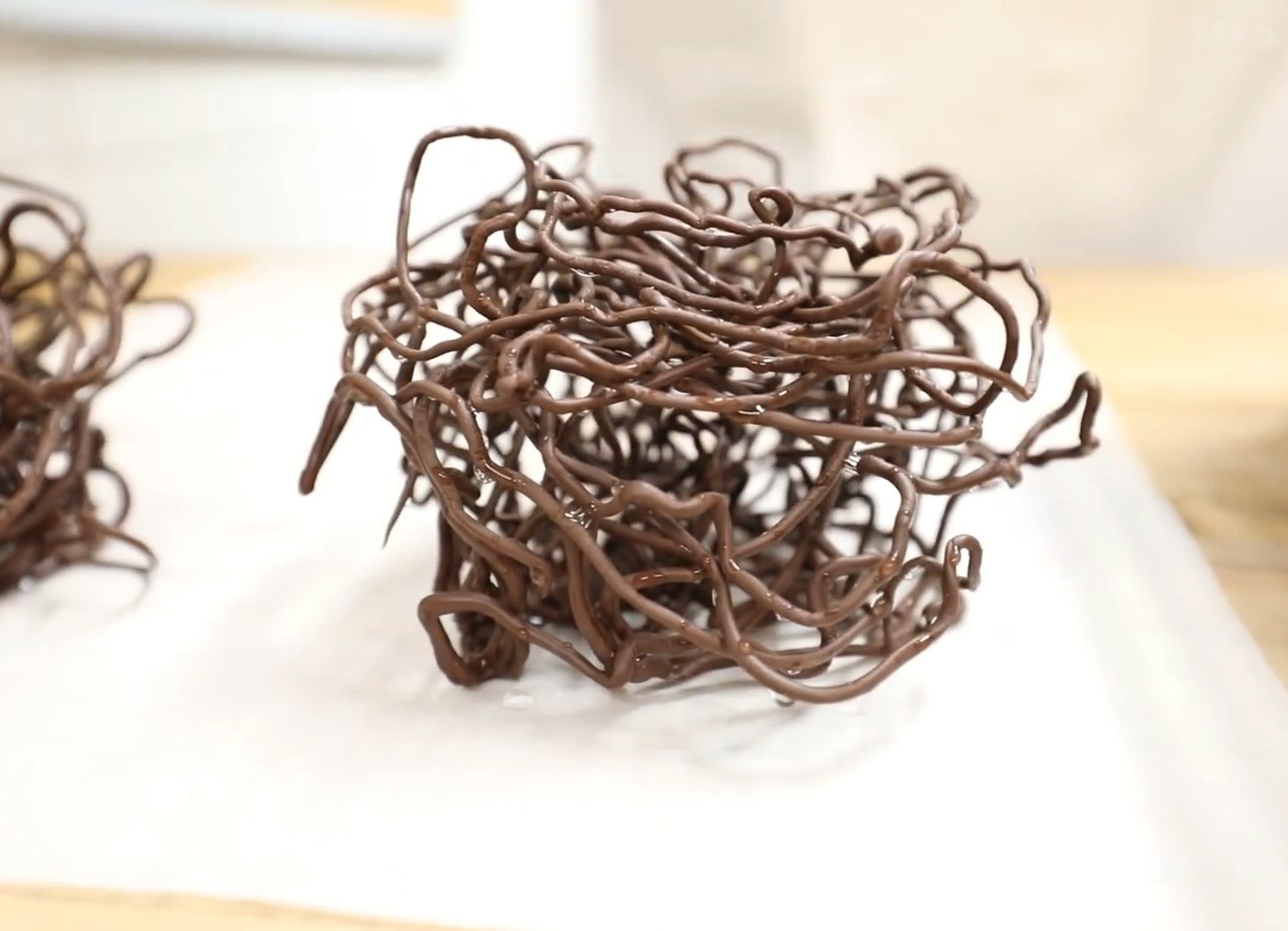 Thủ thuật tạo hình socola trong nước của đầu bếp Chris Ford