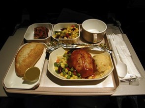 Bếp trưởng hàng không: Đâu là món ăn không nên gọi trên máy bay
