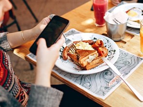 Cách để thực khách "quên" điện thoại di động trong bữa ăn