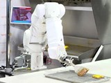 Cuộc “x&#226;m lăng” của Robot đầu bếp thời 4.0
