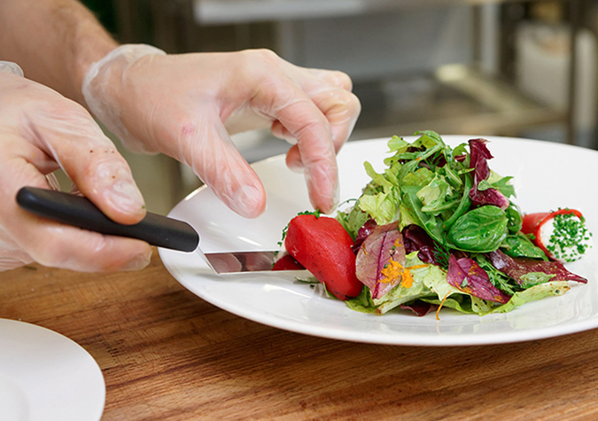 Phạt đầu bếp không đeo găng tay bốc đồ ăn: Ai bắt lỗi, ai xử lý?