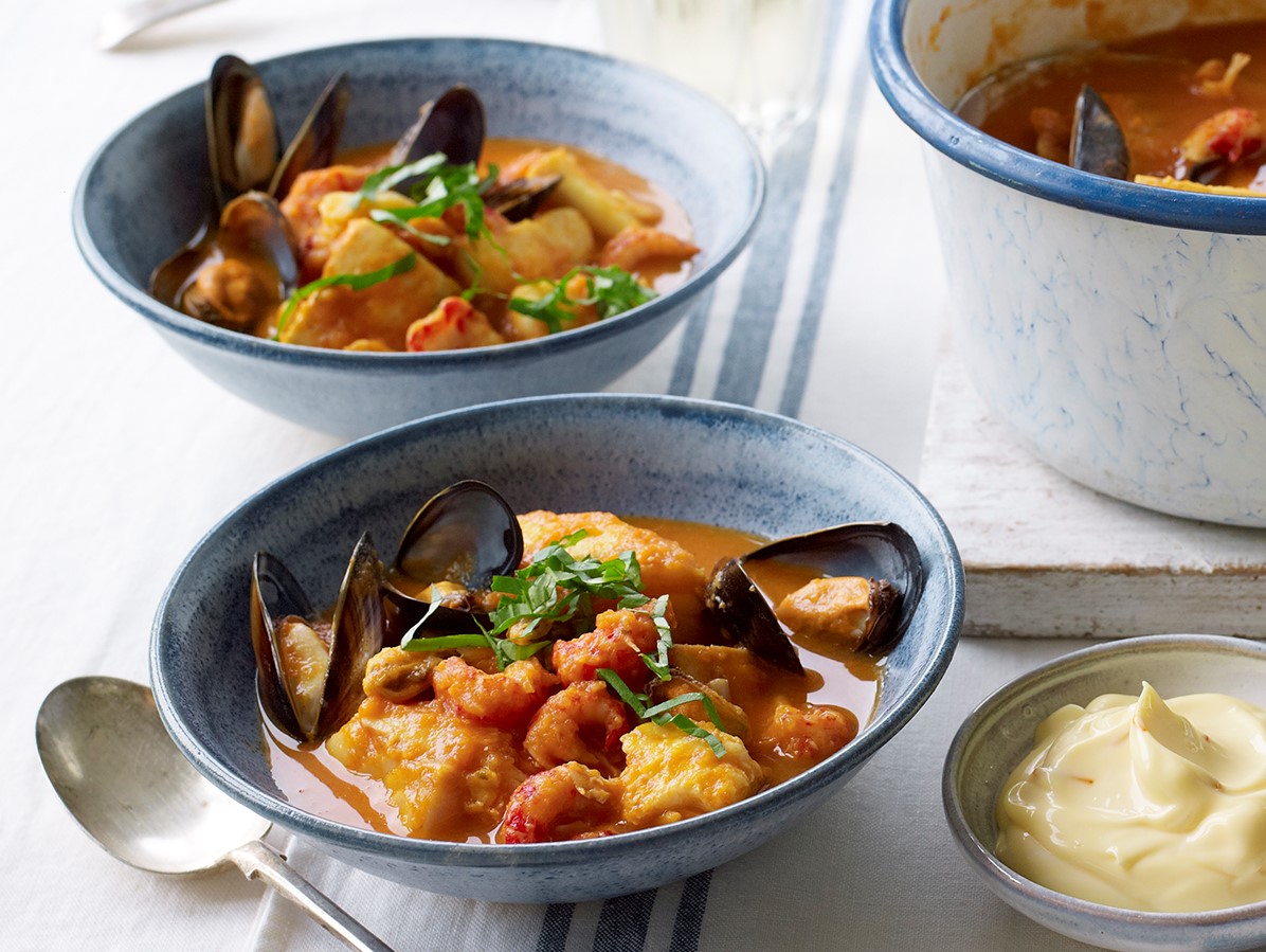 Xuất xứ bình dân của món súp hải sản nổi tiếng thế giới