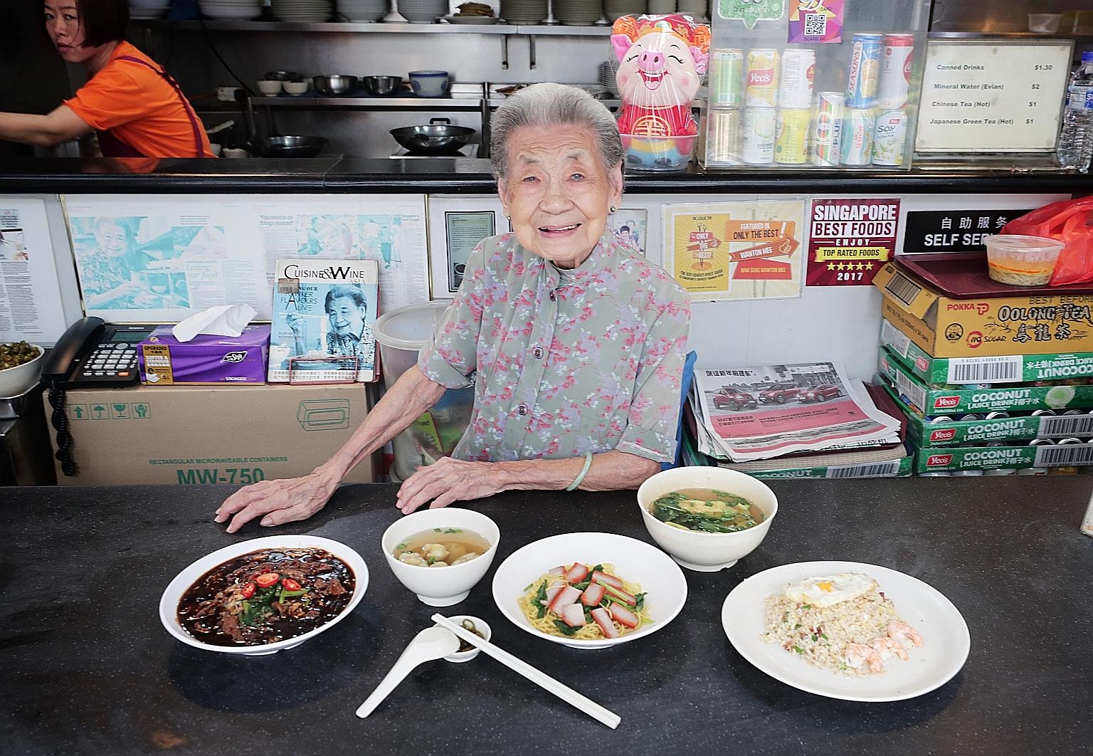 Cụ bà Singapore và những bát mì duy trì văn hóa ẩm thực