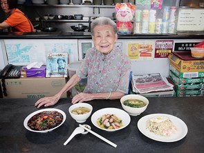 Cụ bà Singapore và những bát mì duy trì văn hóa ẩm thực