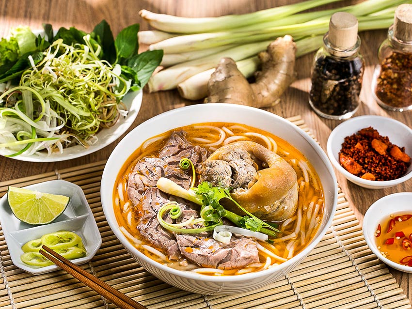 Hương vị quê nhà: Bún bò Huế và người xứ Huế